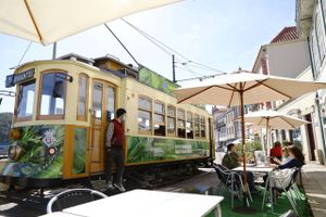 Turisterne er afgørende for den økonomiske genrejsning af Sydeuropa som her i Porto. Milliarderne fra EU skal bidrage til at sparke opsvinget i gang. Foto: Reuters/Violeta Santos Moura  