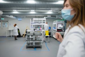 Kampen mod corona er gået ud over andre patientgrupper og folkesundheden, lyder kritikken. En bredere prioritering efterlyses.