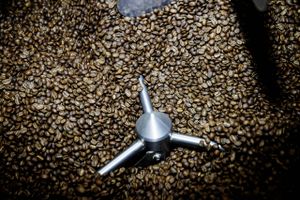 En coronanedlukning i Vietnam lægger yderligere pres på kaffeindustrien. Det sker, efter voldsomt vejr i Brasilien tidligere i år sendte priserne i vejret. Flere populære kaffesorter er lige nu dyrere, end de har været i flere år.