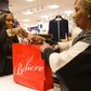 Der er gang i indkøbene i dag i USA, hvor fænomenet Black Friday-indkøbet startede allerede midnat amerikansk tid. Nu breder fænomenet sig globalt via nethandlen.