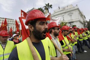 Græske demonstranter foran parlamentet den1. maj. Foto: Thanassis Stavrakis/AP