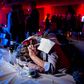 Tivoli Hotel i København lagde hus til en stor julefrokost for 25 forskellige firmaer. En deltager er gået omkuld, og hans kollegaer har derefter dekoreret ham.