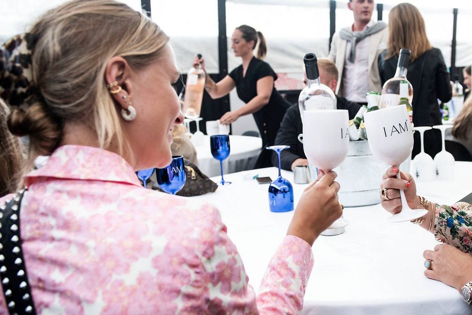 Diskotek Hyttefadet ligger i den såkaldte "Champagneghetto" i Skagen. Her koster et bord 25.000 kr. og det er ikke unormalt, at der bliver brugt det dobbelte på alkohol.