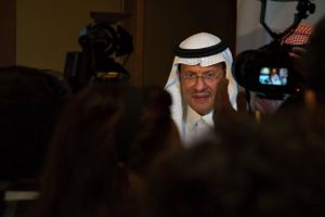 Medlemmerne i Opec+ vil fra årsskiftet sænke olieproduktionen med 1,7 mio. tdr. i døgnet for at tvinge oliepriserne i vejret. Det største bidrag skal leveres af Saudi-Arabien, oplyser kongedømmets olieminister, prins Abdulaziz bin Salman Al-Saud. Foto: AP/Ronald Zak