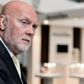 Allan Leighton forsvarer sin store bonus trods undren fra analytiker.