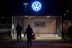 De sidste ansatte forlader VW-fabrikken i Wolfsburg før nedlukningen. Foto: Reuters/Fabian Bimmer  