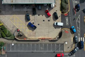 Luftfoto af køen på en tankstation i Coventry, i det centrale England. Køerne på tankstationer opstår lige nu over hele england, grundet manglende brændstof. Foto: Ben Stansall/AFP/Ritzau Scanpix