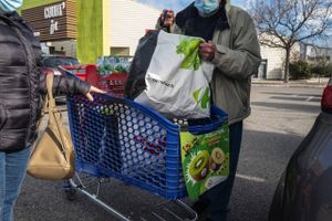 Customers load groceries into their car outside a Carrefour SA hypermarket in Avignon, France. Bloomberg photo by Jeremy Suyker