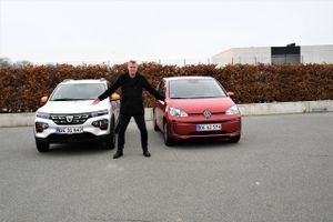 Danmarks to billigste elbiler, Dacia Spring og VW e-Up, kigger hinanden i øjnene i en test, hvor det dog hurtigt står klart, at den ene ikke har en chance.