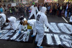 Demonstranter sprayer »Nej til Ceta« på asfalten nær EU-Kommissionen. Foto: Heidi Plougsgaard