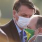 Brasiliens præsident, Jair Bolsonaro, er blevet kendt som en verdensleder, der i stor stil har taget afstand fra sundhedsmyndighedernes anbefalinger under coronakrisen. På billedet ses han sammen med Brasiliens sundhedsminister, Eduardo Pazuello, der fulgte efter Nelson Teich, der indgav sin afskedsbegæring i maj i protest mod Bolsonaros håndtering af coronakrisen. Foto: Adriano Machado/Reuters