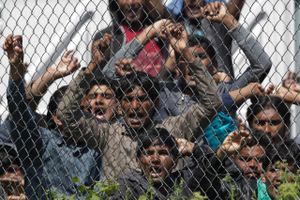 Flygtninge i Moria-lejren på den græske ø Lesbos protesterede i april mod aftalen mellem EU og Tyrkiet. Nu vakler aftalen, og Tyrkiets præsident Recep Tayyip Erdogan har sendt en slet skjult trussel i et tv-interview: »Hvad vil Europa gøre, hvis vi lader de mennesker tage til Europa?« Foto: Petros Giannakouris