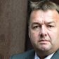 Det er ikke nær så godt, men det må vi leve med, indtil der kommer en varig og fornuftig dagpengeløsning i forbindelse med dagpengekommissionens arbejde, siger forbundsformanden for Dansk Metal, Claus Jensen