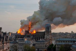 Brandvæsenet formåede at redde kirkens to tårne samt stenkonstruktionen fra at kollapse. Foto: Fabien Barrau/AFP 