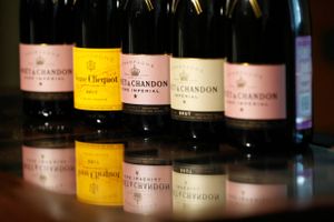 Frankrig og Rusland er blevet enige om at forsøge at løse striden over en nyere russisk lov, der tvinger franske champagneproducenter til at markere deres flasker som "mousserende vin".