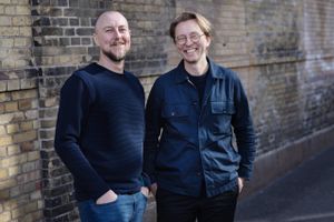 Hvad der begyndte som en satirisk podcast, har nu så småt transformeret sig til taleradioen "r8dio". Her skal man helst tage nogle chancer, siger Brian Lykke og Kasper Nielsen, for chancer bliver der taget for få af i branchen, og det går ud over det gode indhold. Til sommer gambler de endnu en gang, når de tager "r8dio" med på scenen.