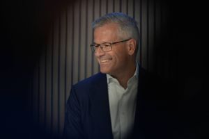 Vincent Clerc er født i Schweiz og taler bl.a. dansk, fransk og tysk. Han bliver kaldt den naturlige efterfølger til Søren Skou med en baggrund på 25 år i Mærsk.