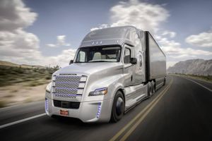 Daimler har i Nevada i USA tidligere fået tilladelse til testkørsler med to selvkørende lastbiler af mærket Freightliner. Måske er det vejen frem til at afhjælpe chaufførmanglen i USA. Foto: Daimler.