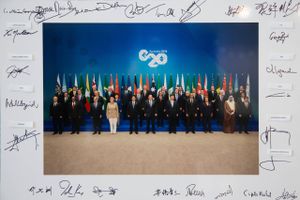 Det officielle familiefoto fra G20-topmødet i Brisbane med alle deltagernes autografer vil blive indrammet og ophængt på rådhuset som det hidtil største internationale begivenhed i den solbeskinnede østaustralske millionby. 