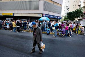 I Venezuela står folk i kø for at købe mad og andre rationerede varer ved de statslige supermarkeder. Man kan dog ikke være sikker på at få noget med hjem. Foto: Fernando Llano/AP
