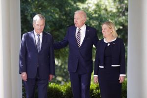 Finland og Sverige gør Nato stærkere - ikke kun militært, men også med deres stærke demokratier, siger Biden.