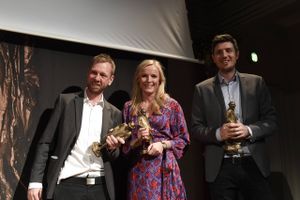 Journalisterne fra Berlingske's gravergruppe Simon Bendtsen, Eva Jung og Michael Lund tildeles Cavlingpris 2018. (Foto: Jens Nørgaard Larsen/Ritzau Scanpix