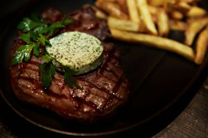 Langt flere vælger kødet fra. Det er en udfordring for de mange bøfrestauranter, der konkurrerer intensivt.