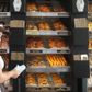 Yani Banda, medarbejder i en Dunkin' Donuts-forretning i Texas, kan I fremtiden få travlt med at servere billige donuts til rabatsultne bilister.