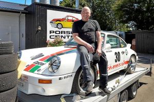 Selv kalder han det »lidt sindssygt«, men i 90’erne kunne det betale sig for tidligere Porsche-importør Kim Clausen at skære sportsvogne om til pickupper for at slippe billigt for afgift.  Resultatet var verdens vistnok hurtigste varevogn.