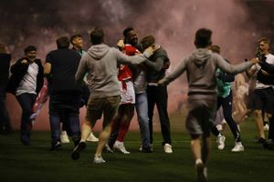 Der er flere penge på spil, når Huddersfield Town og Nottingham Forest søndag spiller om at rykke op i Englands bedste række, end når Liverpool og Real Madrid lørdag aften mødes i Paris.