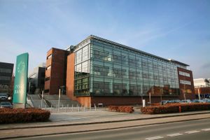 Forbrugerrådet kalder det urimeligt at ramme ældre kunder med en regning, de har svært ved at undgå. Men kunderne kan flytte deres penge over til en anden bank, forklarer Jyske Bank.