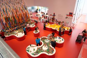 Lego er trillet ned af listen over verdens mest værdifulde brands. Det skyldes bl.a. forbrugernes tårnhøje forventninger til bæredygtighed, som skurrer mod plastikklodsens klimaudfordringer.
