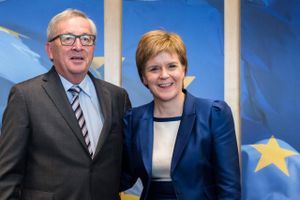 Formand for EU-Kommissionen, Jean-Claude Juncker, hilser på Skotlands førsteminister Nicola Sturgeon, da hun onsdag ankom til EU’s hovedkvarter i Bruxelles. Foto: Geert Vanden Wijngaert/AP
