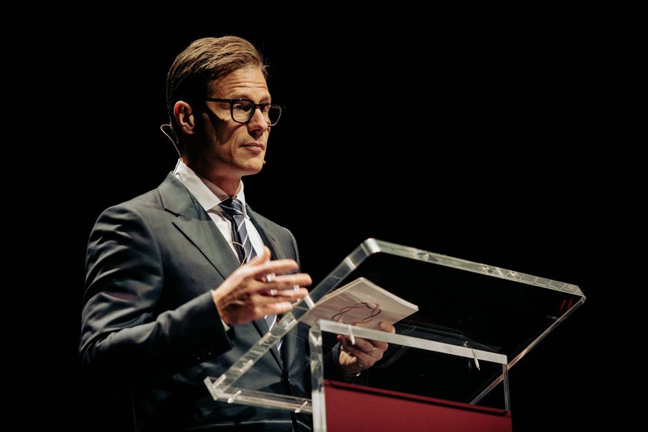 Danske Bank er klar til at komme ud af sin tornerosesøvn med en ny strategi, som Carsten Egeriis efter to år på posten som adm. direktør netop har offentliggjort.