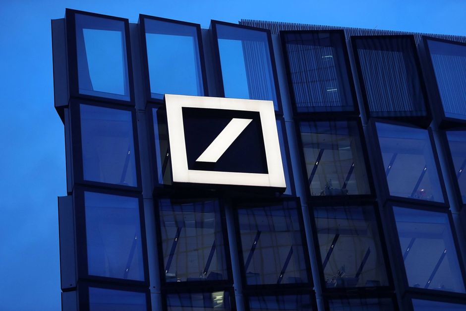 The Deutsche Bank logo sits on the bank's campus office building in Frankfurt., Germany. Foto: Bloomberg photo by Krisztian Bocsi