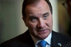Den nye rød-grønne svenske regering med statsminister Stefan Löfven i spidsen kæmper for livet.