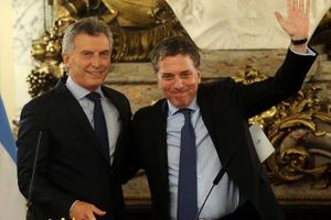 Efter en uge hvor den argentinske valuta er styrtdykket i værdi, tækker landets finansminister sig. 