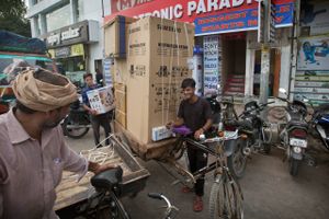 Især i mange mindre indiske virksomheder er det kommet som en overraskelse for ejerne, at de nu skal betale moms. Foto: AP