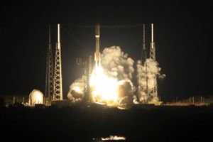 Det ser flot ud, når for eksempel en Space X raket stiger til himmels, her den 19. november med en vejrsatellit. Men det er en dyr fornøjelse. Diverse firmaer prøver nu at få omkostningerne ned. Foto: Craig Bailey/Florida Today via AP
