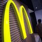 I takt med at McDonald's de seneste år har gjort udvalget sundere, har salget og derved bundlinjen slanket sig.