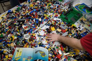 Zach Stephens, 38, of Connellsville, Pa., looks through a pile of Legos during an BYOB adults-only build event at Brooke's Block Party. Foto: Justin Merriman for The Washington Post