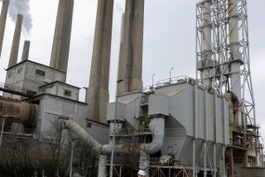 Den nordjyske cementfabrik fastholder sit klimamål frem mod 2030, men virksomheder advarer om, at den kommende CO2-afgift gør det sværere at nå i mål. 