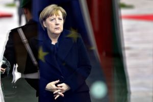 Tysklands leder kansler Angela Merkel bakker nu op et gruppe-søgsmål mod Volkswagen om kompensation til dieselbil-ejere. Det skete under en valgdebat på tysk tv søndag aften.