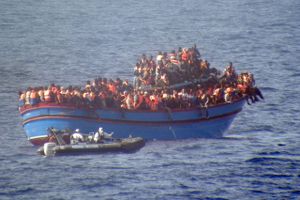 Handelsskibene er uegnede til at håndtere redningsaktionerne, og det internationale samfund burde tage mere ansvar for det, mener Danmarks Rederiforening.