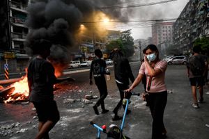 Tre danske pensionsselskaber har investeret i et selskab, som i en rapport bliver koblet sammen med militærstyret i Myanmar.