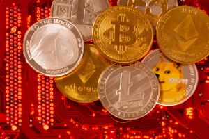 Bitcoin handles igen for under 30.000 dollars stykket, mens den næststørste digitale valuta, ether, er faldet til et prisleje omkring 1.750 dollars stykket.