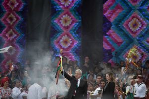 Mexicos nye præsident, Andres Manuel Lopez Obrador, gennemgik en indiansk renselsesceremoni ved sin indsættelse. Foto: AP/Eduardo Verdugo