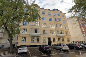 Drost Fonden ejer én lejlighed i denne ejendom på Indre Frederiksberg. Fondens tidligere bestyrelsesformand overtog sidste år lejemålet. Foto: Google
