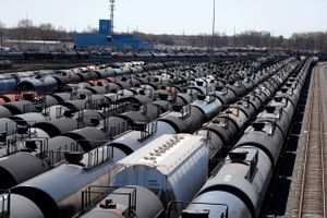 Som et synligt tegn på overfloden af olie står endeløse rækker af fyldte råolietankvogne står på godsbaneterrænet i Chicago og venter på at blive sendt til et raffinaderi med ledig kapacitet. Foto: AP/Charles Rex Arbogast