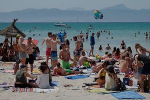 Billeder som disse, af fyldte strande på Mallorca fra før coronakrisen, bliver igen helt normale fra denne sommer. Mallorca og de øvrige destinationer i øgruppen forventer at antallet af turister kommer tilbage til det tidlæigere niveau igen. Her Playa de Palma på Mallorca. Foto: Jens Kalaene/dpa/AP Images.